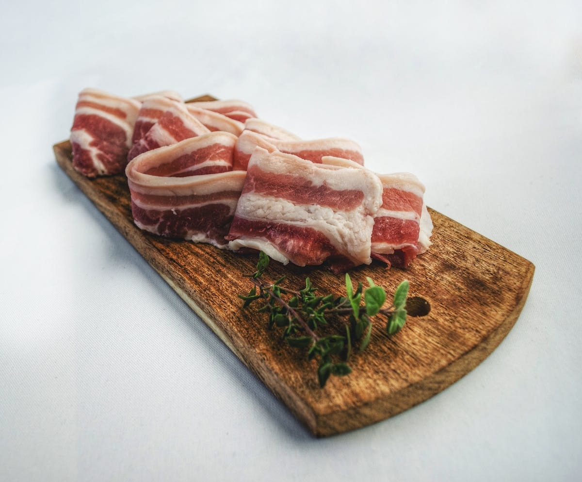 Nouvelles découvertes sur la consommation de bacon cru : avantages et précautions à connaître !